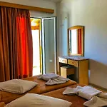 Aparthotel Tria Adelphia