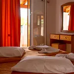 Tria Adelphia شقة فندقية 4*