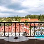 شقة فندقية Tria Adelphia 4*