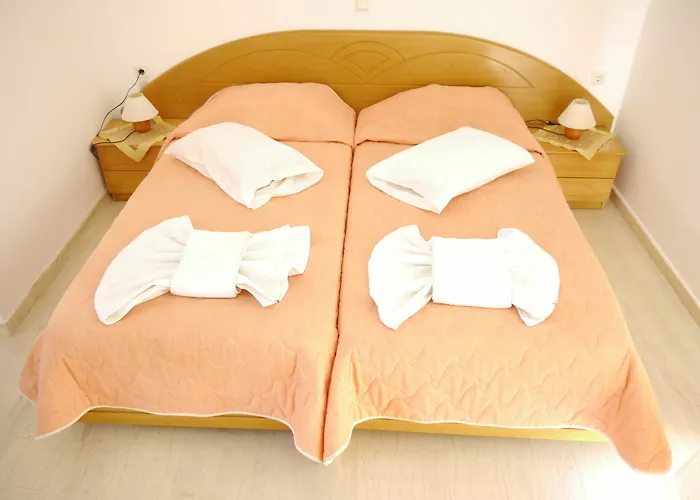 Aparthotel Tria Adelphia