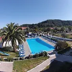 Aparthotel Tria Adelphia