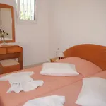 Tria Adelphia 4*