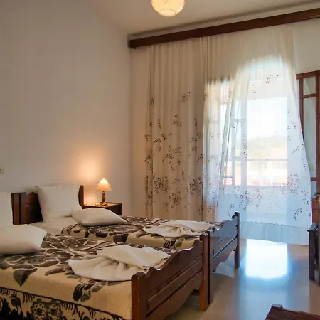 Tria Adelphia Aparthotel