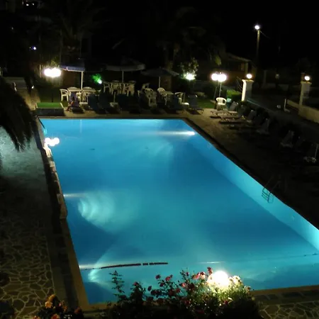 Aparthotel Tria Adelphia 2*