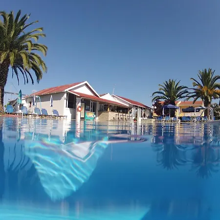 Tria Adelphia Aparthotel 2*