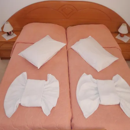 Tria Adelphia Apartmanhotel