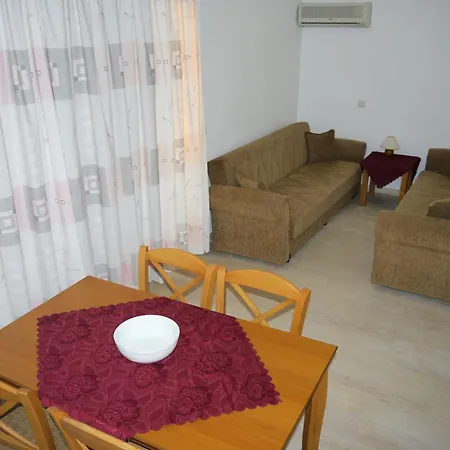 Tria Adelphia Apartmanhotel Arílasz