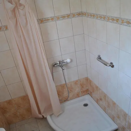 Tria Adelphia Apartmanhotel 4*