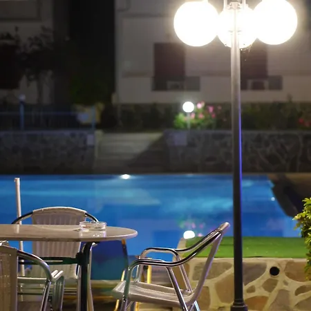 Tria Adelphia Apartmanhotel 4*