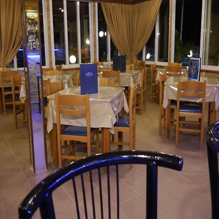 Tria Adelphia Apartmanhotel Arílasz