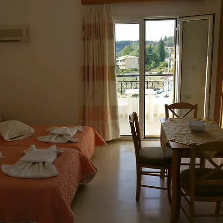 Aparthotel Tria Adelphia