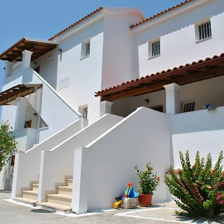 Tria Adelphia 4* Arílasz