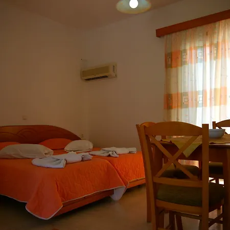 Tria Adelphia 4*