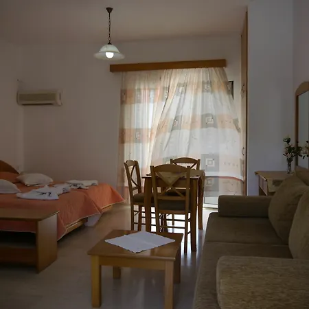 Tria Adelphia 4* Arílasz