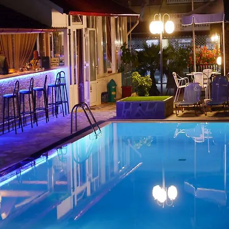 Tria Adelphia 4* Arílasz