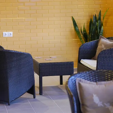 Tria Adelphia Aparthotel 2*