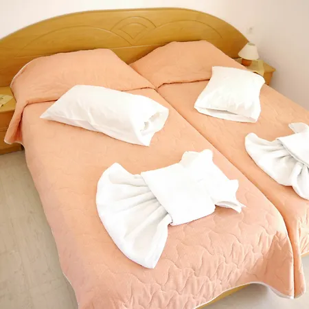 Tria Adelphia Apartmanhotel Arílasz