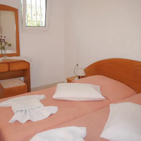 Tria Adelphia 4*