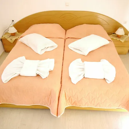 Aparthotel Tria Adelphia