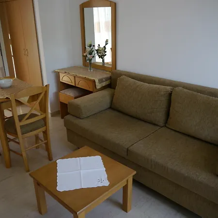 Tria Adelphia 4*