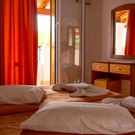 Tria Adelphia Lägenhetshotell 3*