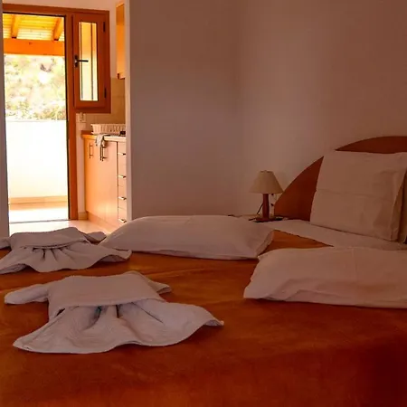 Tria Adelphia 4* Arílasz