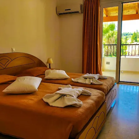 Tria Adelphia 4* Arílasz