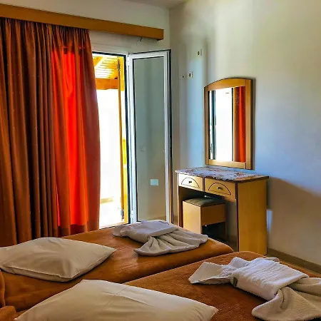 Aparthotel Tria Adelphia