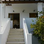 Hotel de apartamente Tria Adelphia