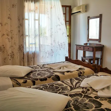 Tria Adelphia Aparthotel 2*