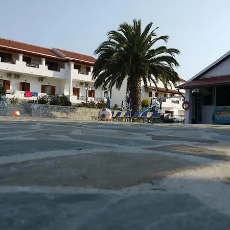 Ξενοδοχείο με διαμερίσματα τρία αδέλφια 3*