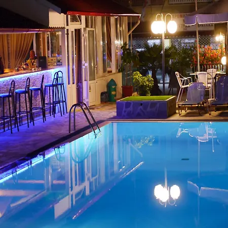 Tria Adelphia Lägenhetshotell Arillas (Corfu)