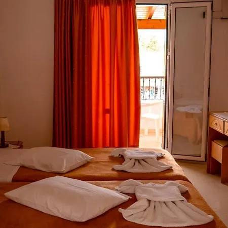 Tria Adelphia Lägenhetshotell Arillas (Corfu)