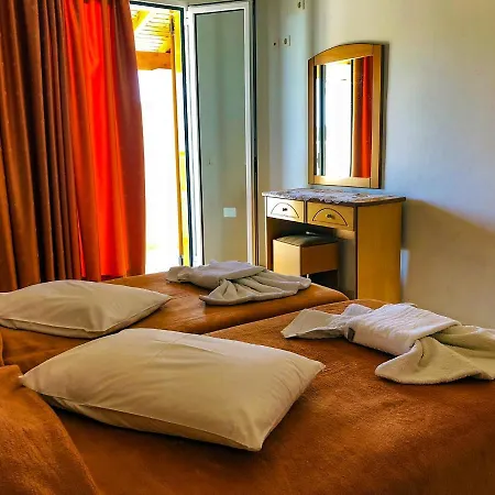 Lägenhetshotell Tria Adelphia Arillas (Corfu)