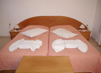 Tria Adelphia Lägenhetshotell Arillas (Corfu)