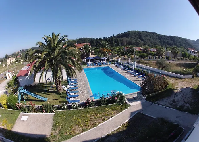 Apart-hotel Tria Adelphia 4*