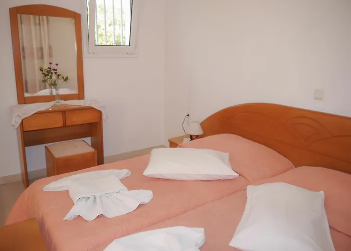 Tria Adelphia 4*
